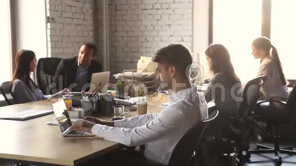 专注于工作的商人手提电脑坐在办公室的桌子上视频的预览图