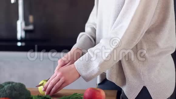 一个在厨房烧腿的女人视频的预览图