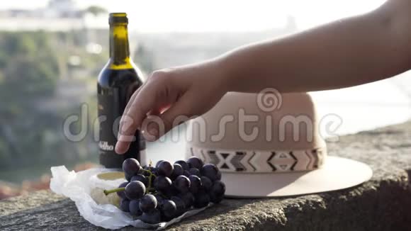 人手拿葡萄靠近饮料和帽子视频的预览图