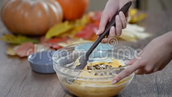 用刮刀搅拌蛋糕面糊做甜南瓜面包视频的预览图