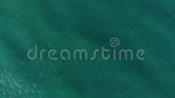 从高空俯视绿色海水纹理照相机飞过水面俯瞰水面视频的预览图