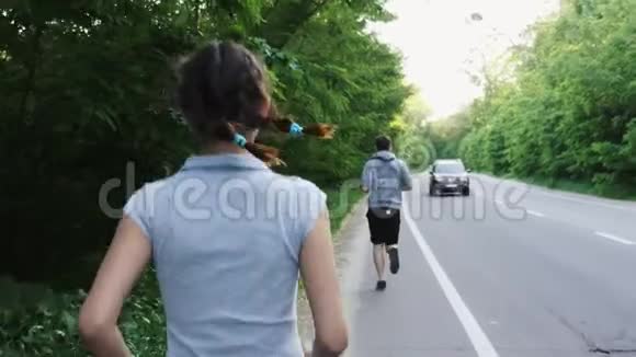 男人和女人在农村的公路上奔跑视频的预览图