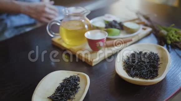 在传统的中国茶道中从茶点到盖湾的女子浇绿茶视频的预览图