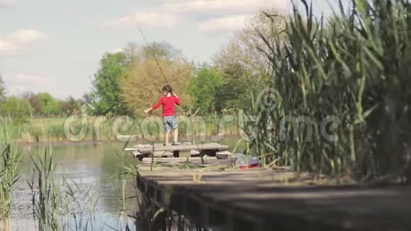 码头湖边的小钓鱼女孩视频的预览图