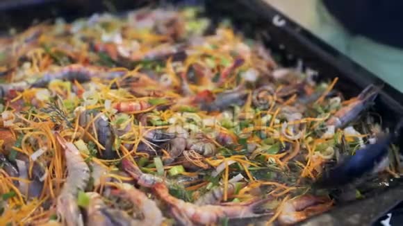 锅中炖蔬菜虾视频的预览图