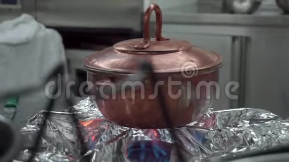 带食物的老式铜锅视频的预览图