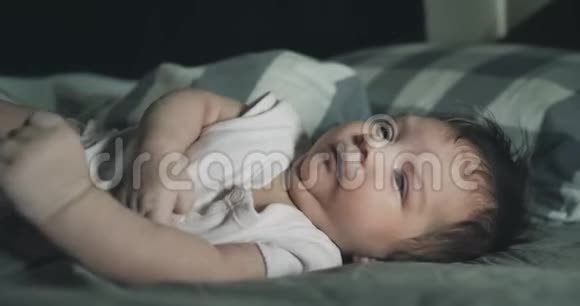 床上新生婴儿的电影特写视频的预览图