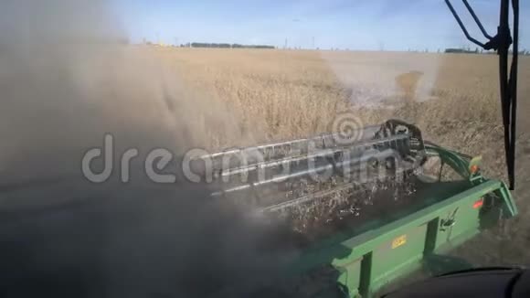 农业机械关闭联合收割成熟大豆在田间视频的预览图