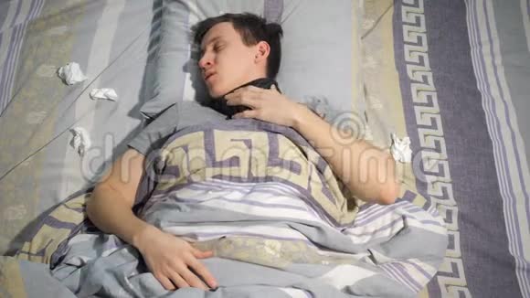 感冒和流鼻涕的病人躺在家里的沙发上用纸巾擦鼻涕视频的预览图