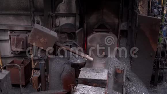 工厂的钢铁生产烤箱里的红金属视频的预览图