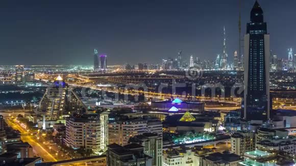 迪拜空中时光灯照亮城市节奏的鸟瞰图视频的预览图