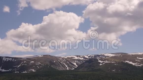 群山上快速移动的云的时间推移视图视频的预览图