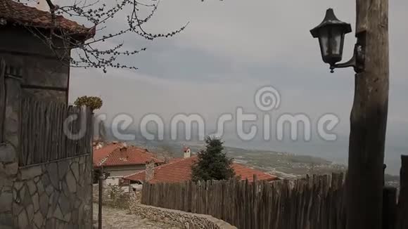 在美丽的希腊村庄的石径近海的山脉视频的预览图