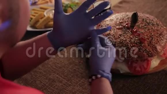 餐桌上的那个人戴着手套吃汉堡视频的预览图