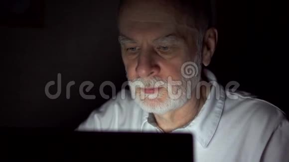 疲惫的资深商人晚上在笔记本电脑上工作压力过大眼睛疲劳视频的预览图