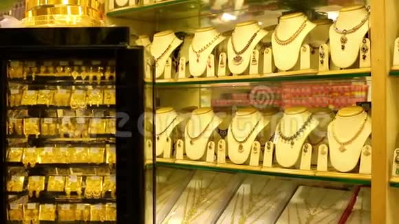 珠宝店橱窗中的一套金项链链子和手镯视频的预览图