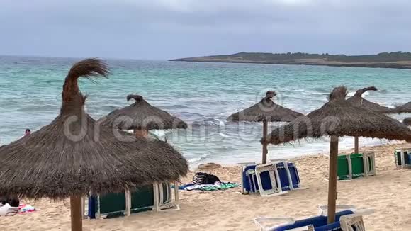 马洛卡海岸的海滩雨伞视频的预览图