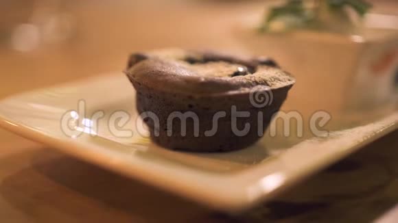 在餐馆里把巧克力松饼放在盘子里优雅咖啡馆的巧克力甜点面包店的甜糕点视频的预览图