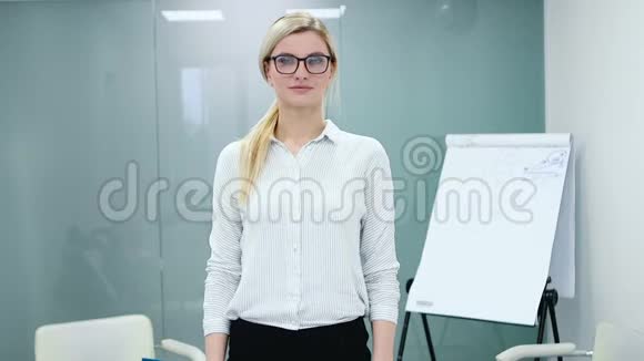 年轻的女心理学家正准备在镜头前用挂图记录她的演讲视频的预览图