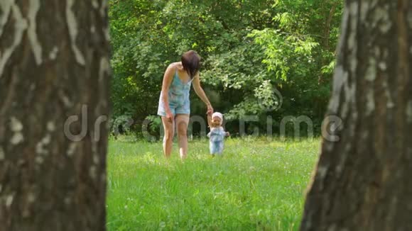 在自然界中女人牵着一个小孩的手视频的预览图