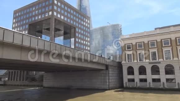 在伦敦市中心的一座桥下乘坐旅游船前往泰晤士河视频的预览图
