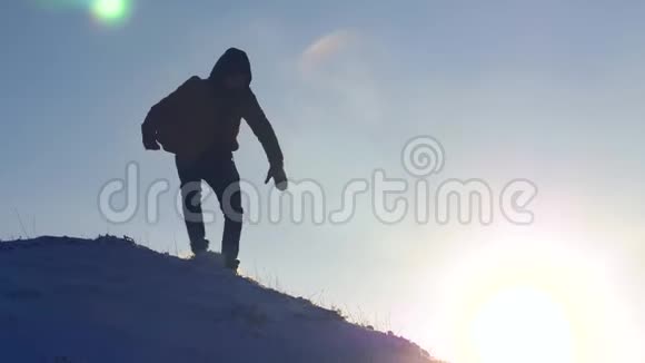 登山者从雪山上慢慢下来以免摔倒在山区的极端远足游客徒步旅行者视频的预览图