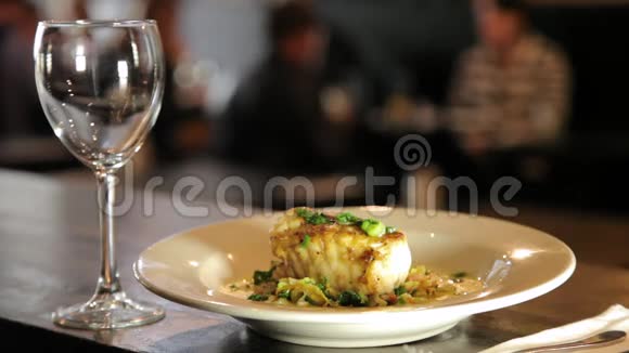 美味的鱼餐和葡萄酒视频的预览图