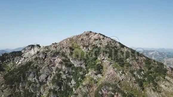 风景秀丽的西德里亚山脉美丽的贝加尔湖自然风光无人机飞行视频的预览图