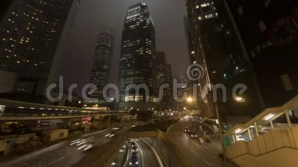 现代城市夜晚的交通信号灯视频的预览图