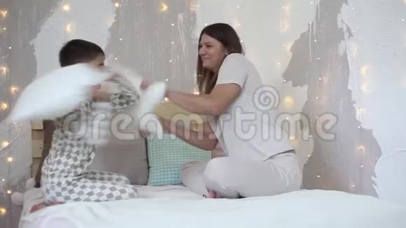 妈妈和儿子用枕头打对方心情很好视频的预览图