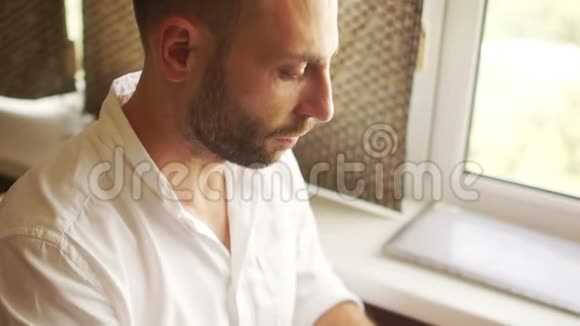 在笔记本电脑上打字商人在办公室工作手和笔记本电脑键盘关闭视频的预览图