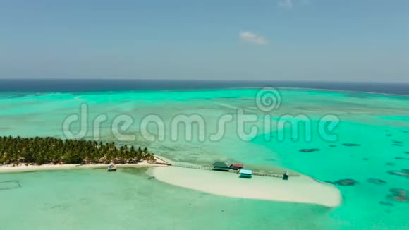 有天堂岛的海景菲律宾奥诺克岛巴拉巴克一个有白色沙滩和平房的小岛视频的预览图