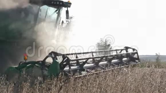 联合司机在背光环境下从事农业机械工作在田间收获成熟大豆视频的预览图