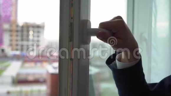 一个面目全非的年轻人关上窗户视频的预览图