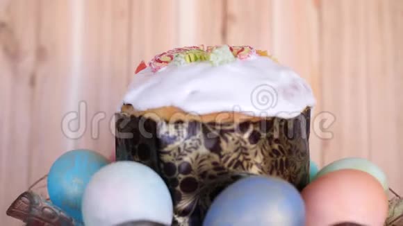一个传统的复活节蛋糕装饰着釉面和带彩色复活节彩蛋的蜜饯以美丽的方式旋转着视频的预览图
