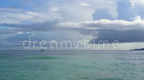 塞舌尔普拉斯林岛神奇的海景清澈的碧水和天空孤独的帆船在遥远的海洋里雨水视频的预览图