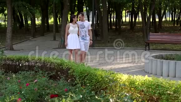 一对相爱的夫妇夏天在公园散步视频的预览图
