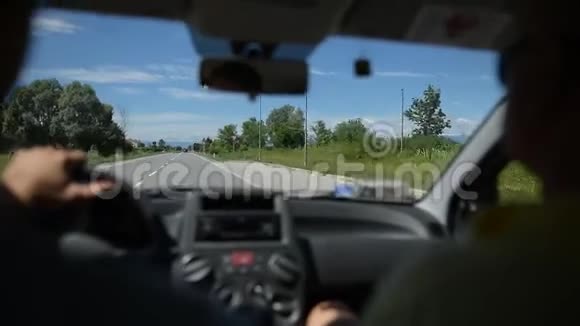 在晴天在乡间小路上开车视频的预览图