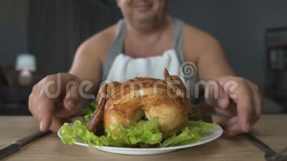 肥胖男性喜欢美味的烤鸡暴饮暴食和垃圾食品视频的预览图