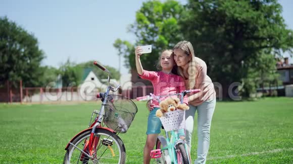 妈妈带着孩子骑自行车自拍视频的预览图