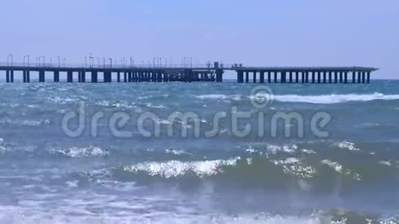 直升机平台和大码头在海上和暴风雨的海浪在刮风的日子视频的预览图