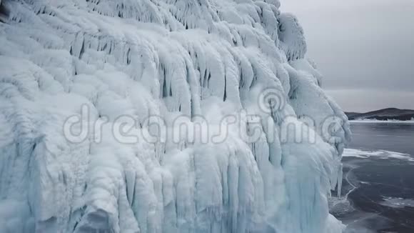 冬天的暴风雨过后冻僵了水溅在岸边的悬崖上早春的贝加尔湖西伯利亚俄罗斯视频的预览图