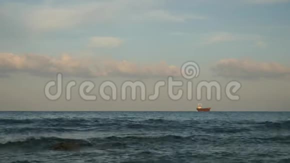 小船在汹涌的大海边航行巨浪覆盖着石头溅起水花制造泡沫视频的预览图