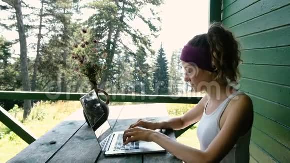夏季商务女性旅游自由职业者在娱乐中心的笔记本电脑上打字视频的预览图
