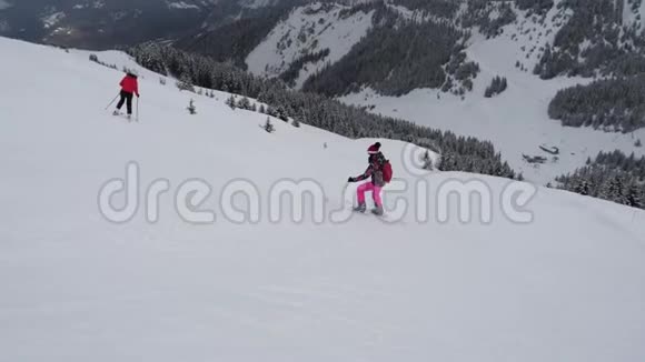 冬季假日滑雪者在高山下坡滑雪视频的预览图