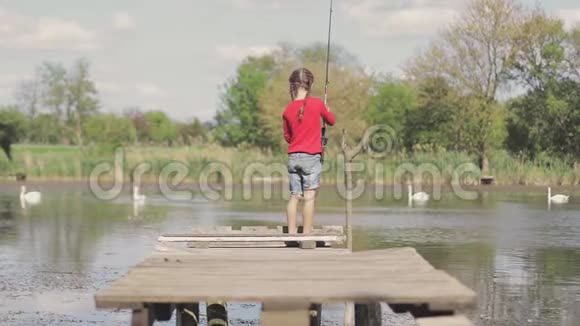 码头湖边的小钓鱼女孩视频的预览图