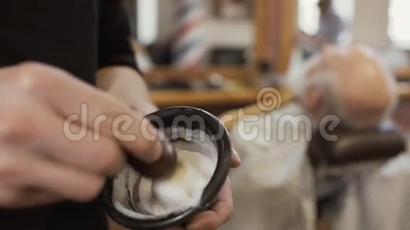 发型师用刷子混合剃须膏视频的预览图