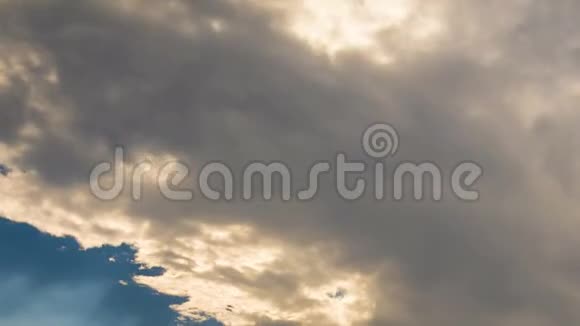令人惊叹的阳光云随时流逝天使般的阳光落在人间天堂之门视频的预览图