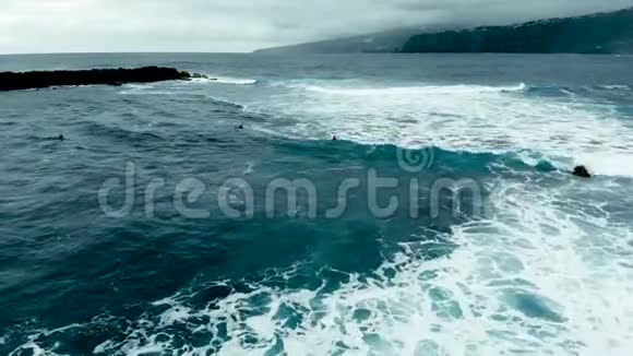 与冲浪者一起飞越海洋视频的预览图