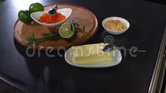加红鲑鱼鱼子酱的蛋挞成分视频的预览图